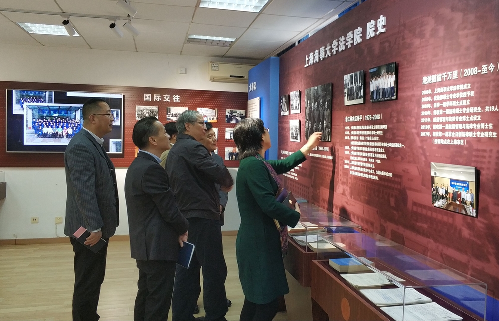 参观院史馆