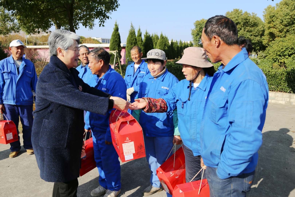 门妍萍副书记慰问产业联合工会员工