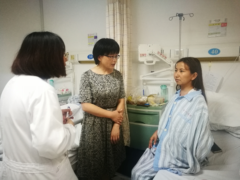 悉心关照住院维吾尔族學生