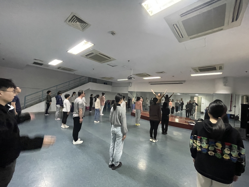 教练演示动作