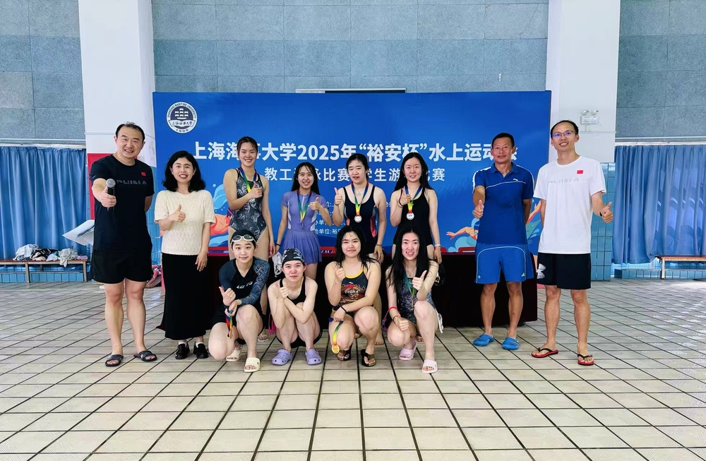 学生女子游泳接力颁奖