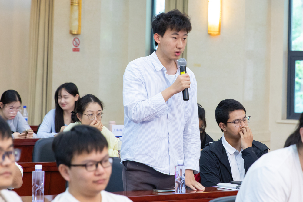 学生互动交流
