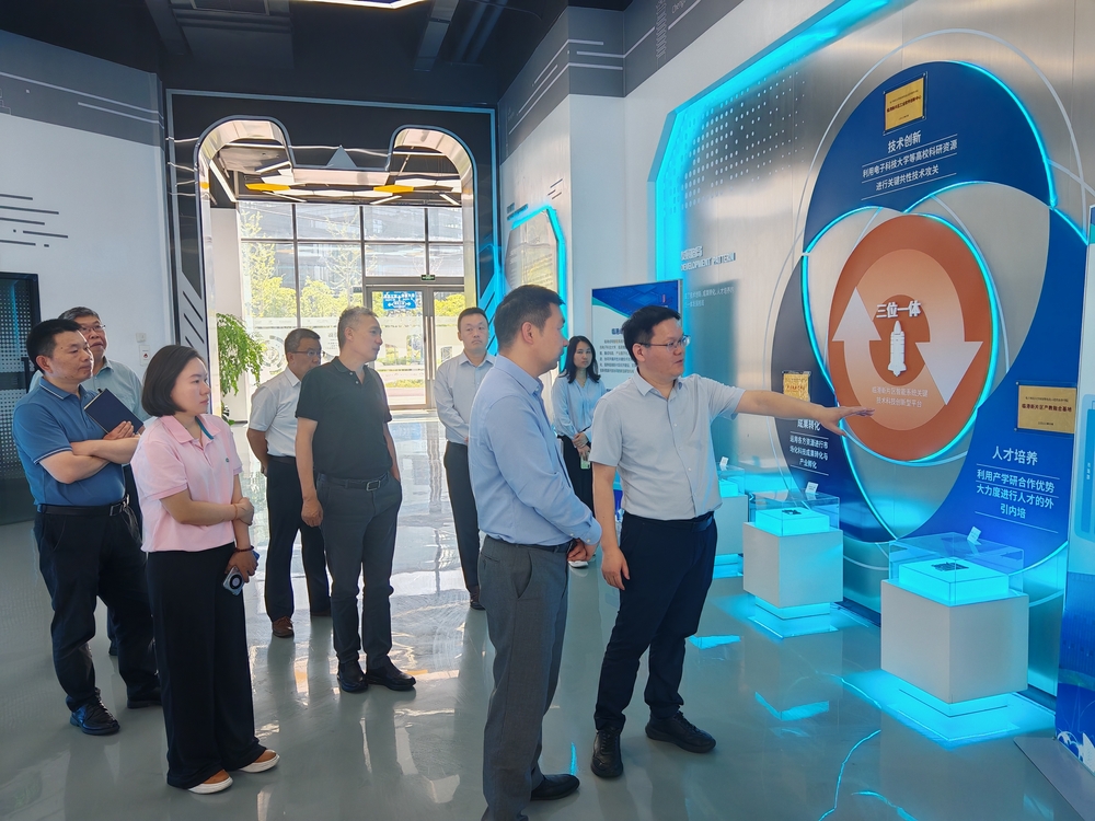 参观科技成果展