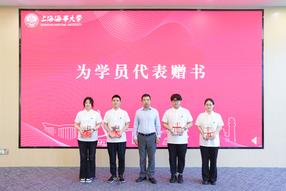 校党委副书记、副校长李志鹏为学员代表赠书