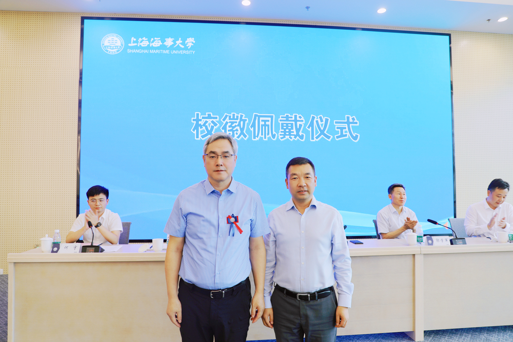 校徽佩戴仪式