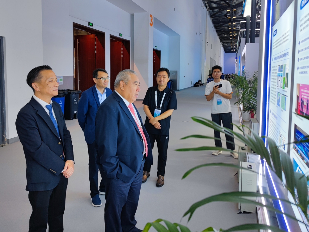 中国航海学会领导参观学校展厅