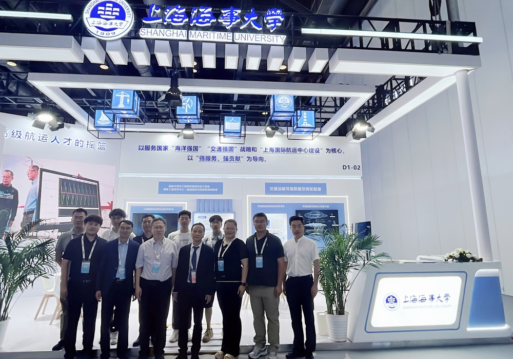 上海海事大学科技成果展览团队合影