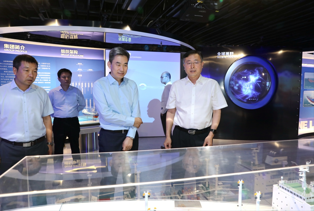 参观山东海洋集团多功能智慧展厅