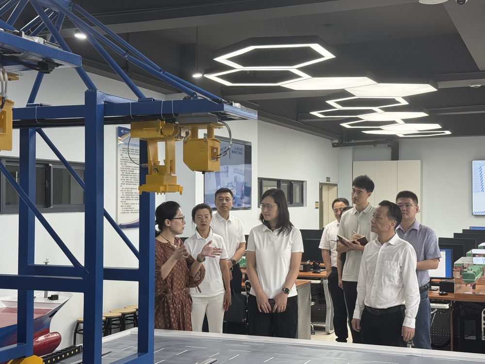 参观智慧航运信息与通信技术实验室教学中心