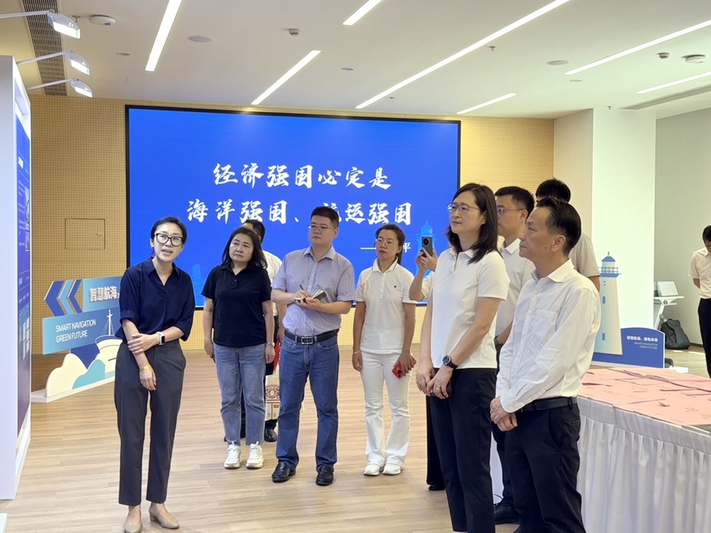 参观航科楼科研成果展区