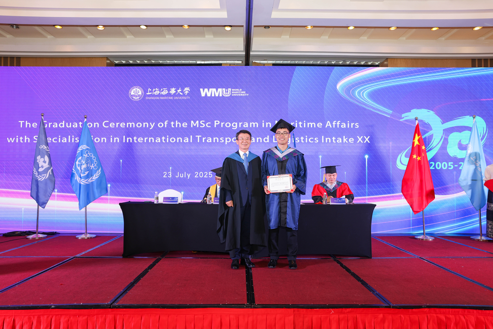 世界海事大学副校长文成赫为最佳学员颁奖