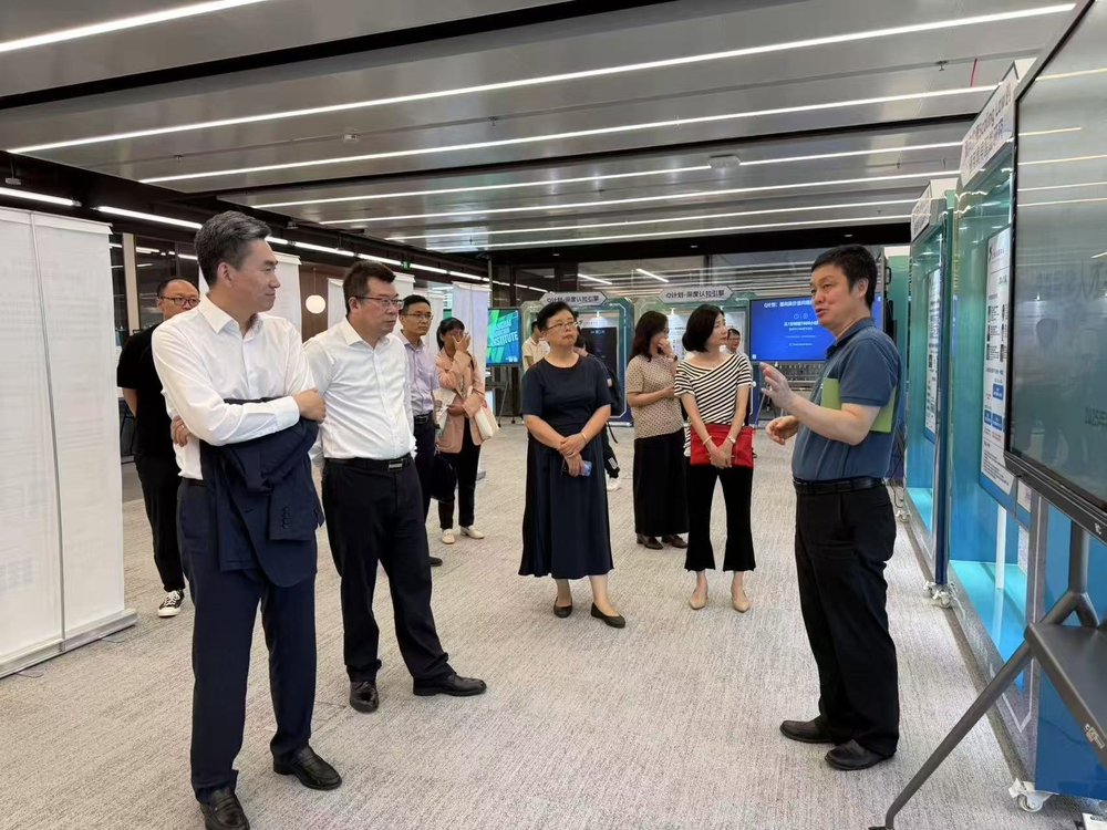 初北平一行参观上海创智学院创新成果展