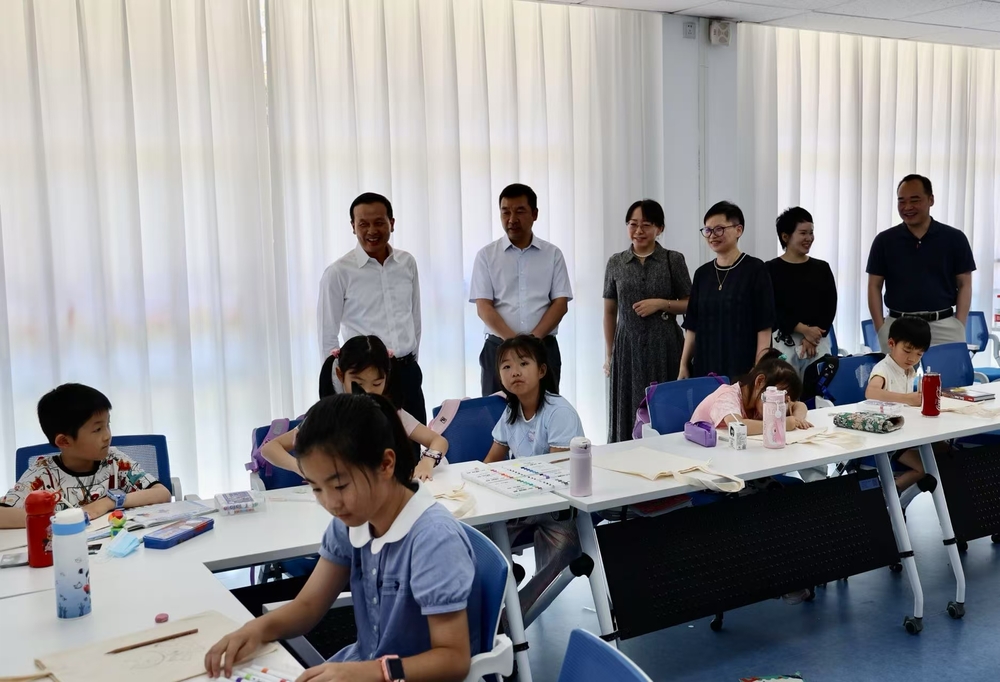 观摩爱心暑托班活动