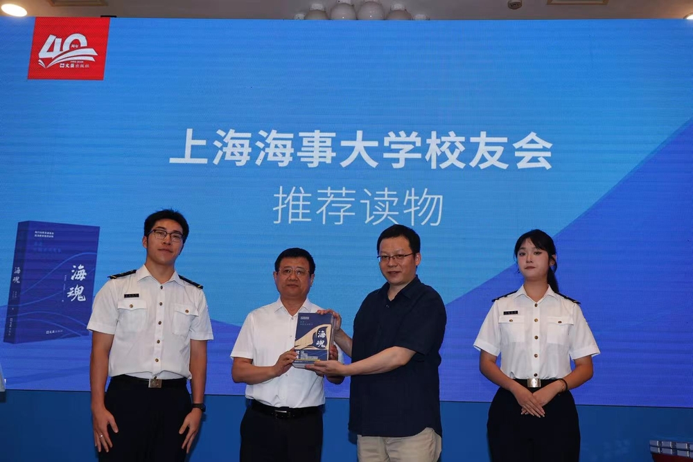 文汇出版社社长周伯军向学校赠送新书