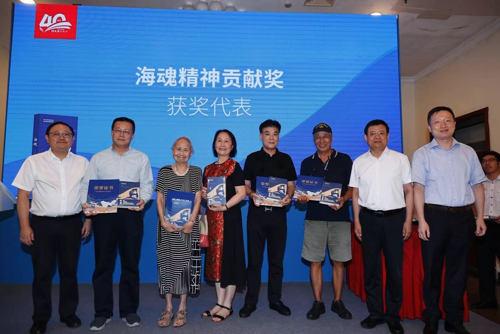 宋宝儒向贝汉廷船长夫人朱佛容、陈正杰船长等嘉宾颁发“海魂”精神贡献奖并赠送新书