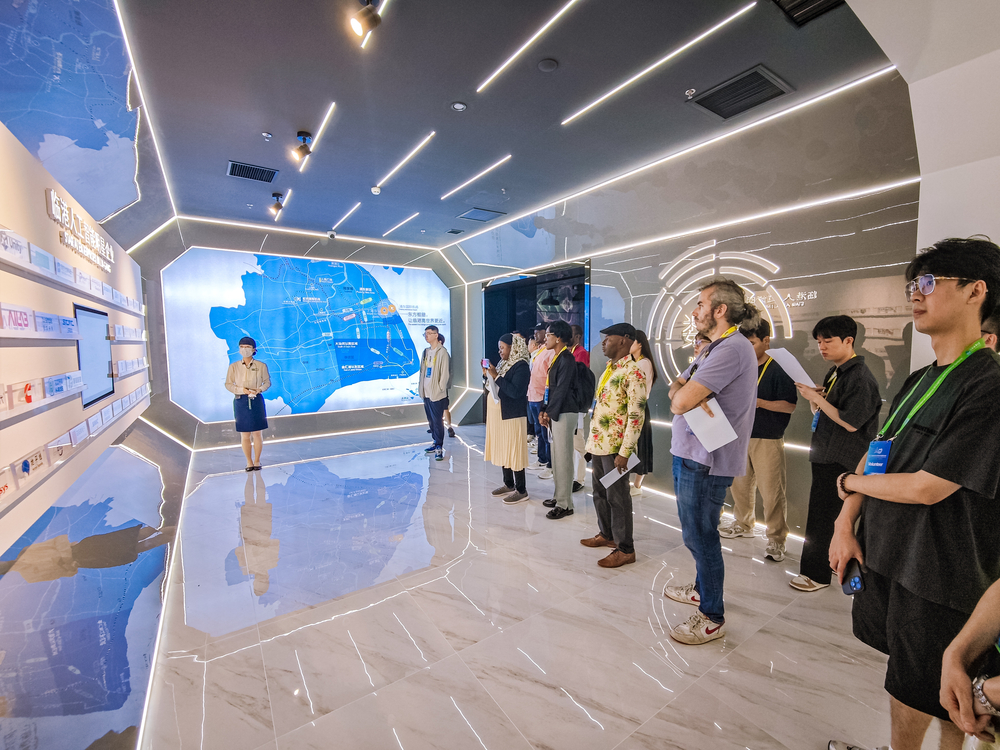 滴水湖AI创新港展厅实地调研