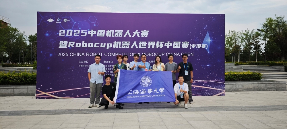 参赛成员及指导老师合影