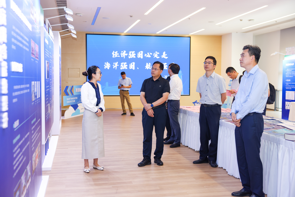 参观航科楼科研成果展区