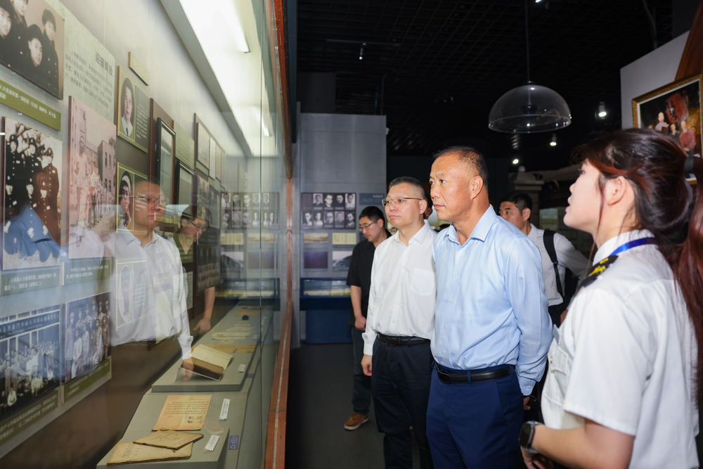 参观校史馆
