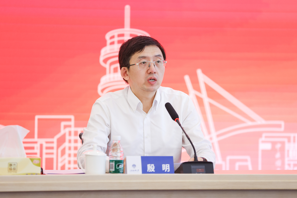 殷明主持活动