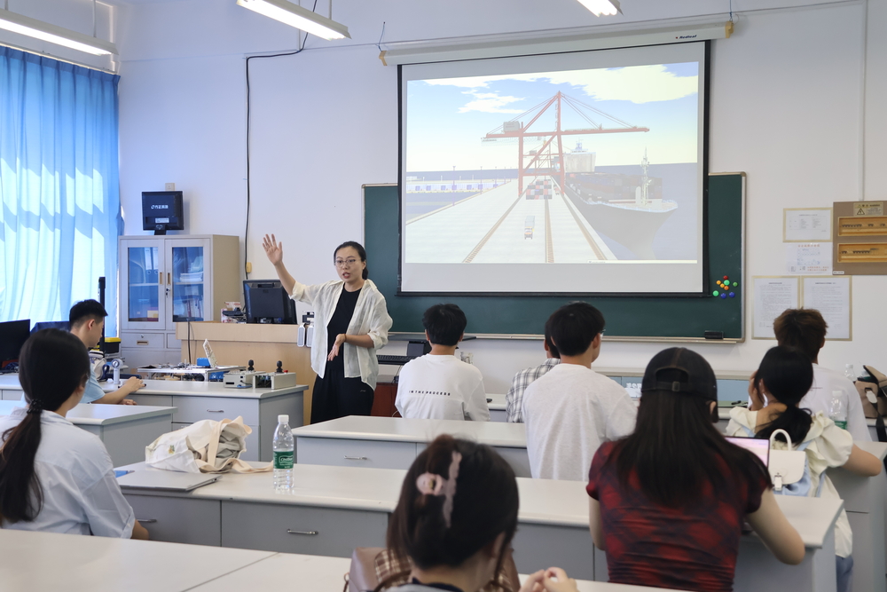 参观物流工程学院海鹰青创实验室