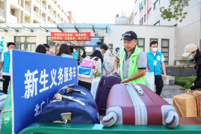 送水叔叔“黄雷锋”为典型的好人好事感动校园 引领校内爱心车从1辆车发展成13辆