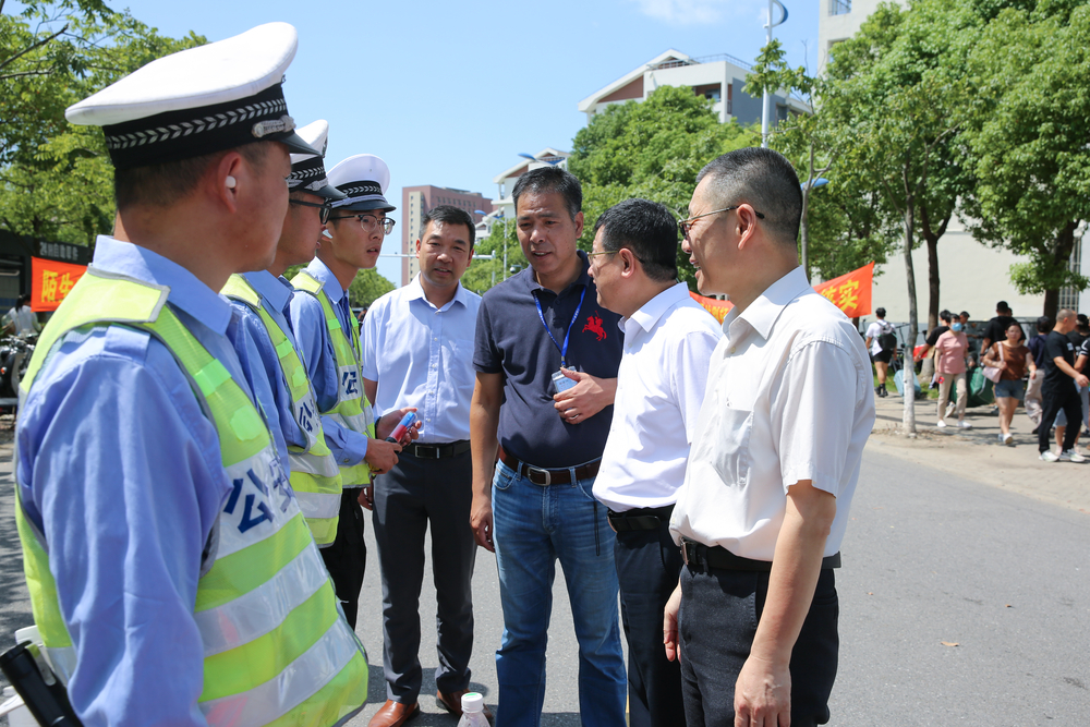 校领导慰问交警