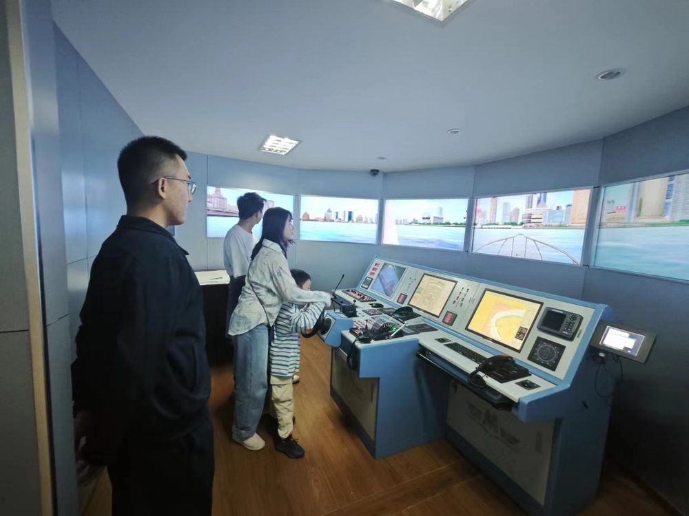 参观航海模拟器