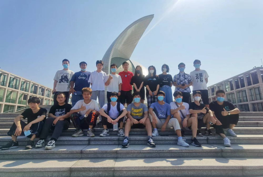 李志豪组织班级参观航海博物馆合影