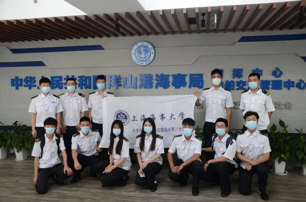 李志豪参加社会实践合影（前排左二）