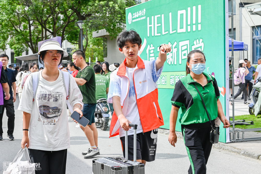 志愿者指引新生报到