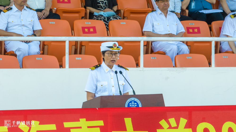 党委副书记贺莉宣读军训科目获奖的学院名单