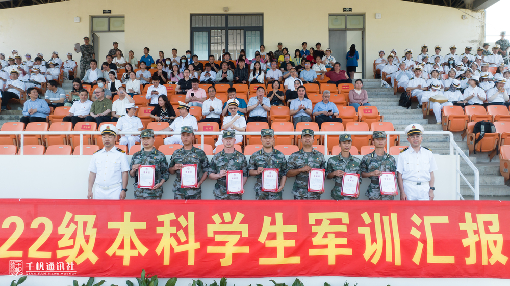 党委副书记、纪委书记严大龙，党委副书记、副校长李志鹏为军训教官代表颁发感谢状