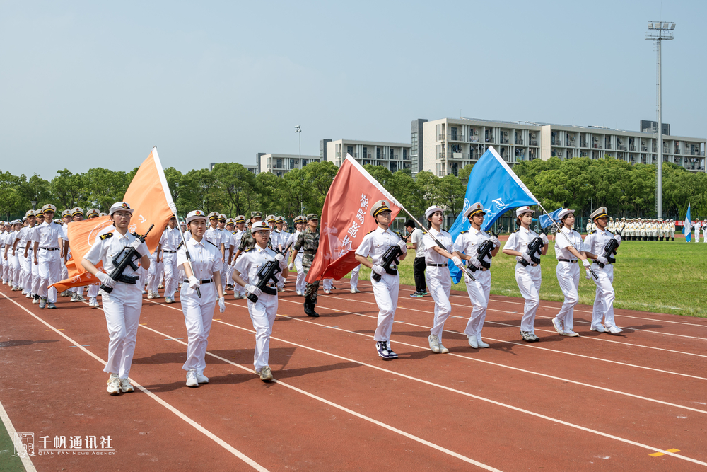 理学院、马克思主义学院和徐悲鸿艺术学院方阵