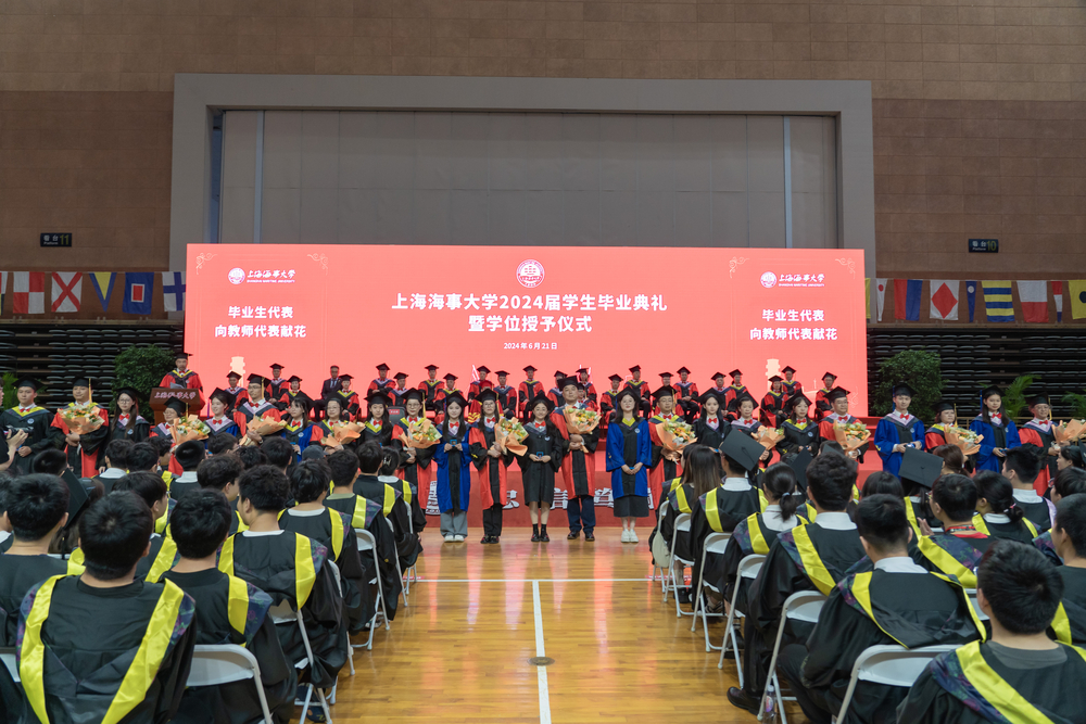 毕业生代表向教师代表献花