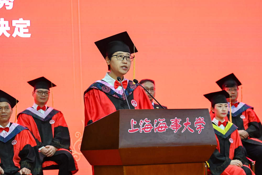校党委副书记贺莉宣读优秀毕业生名单