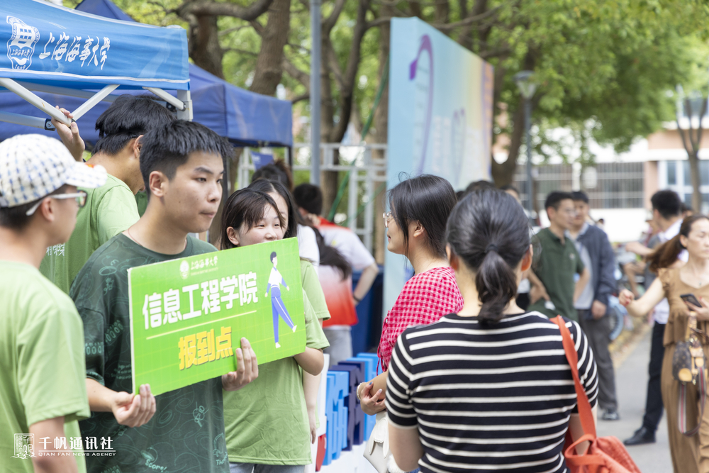 迎新志愿者引导新生