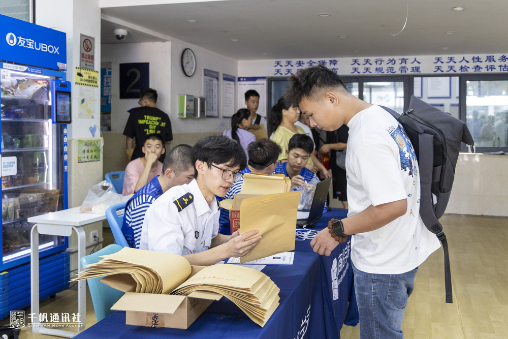 新生在报到处办理报到手续