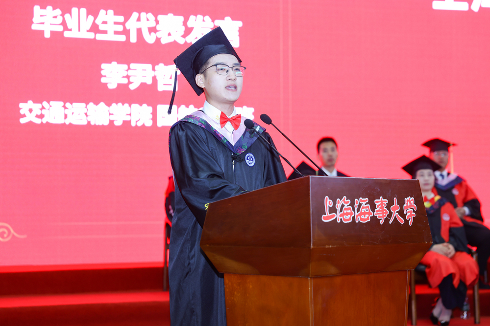 毕业生代表、交通运输学院国航212班李尹哲发言