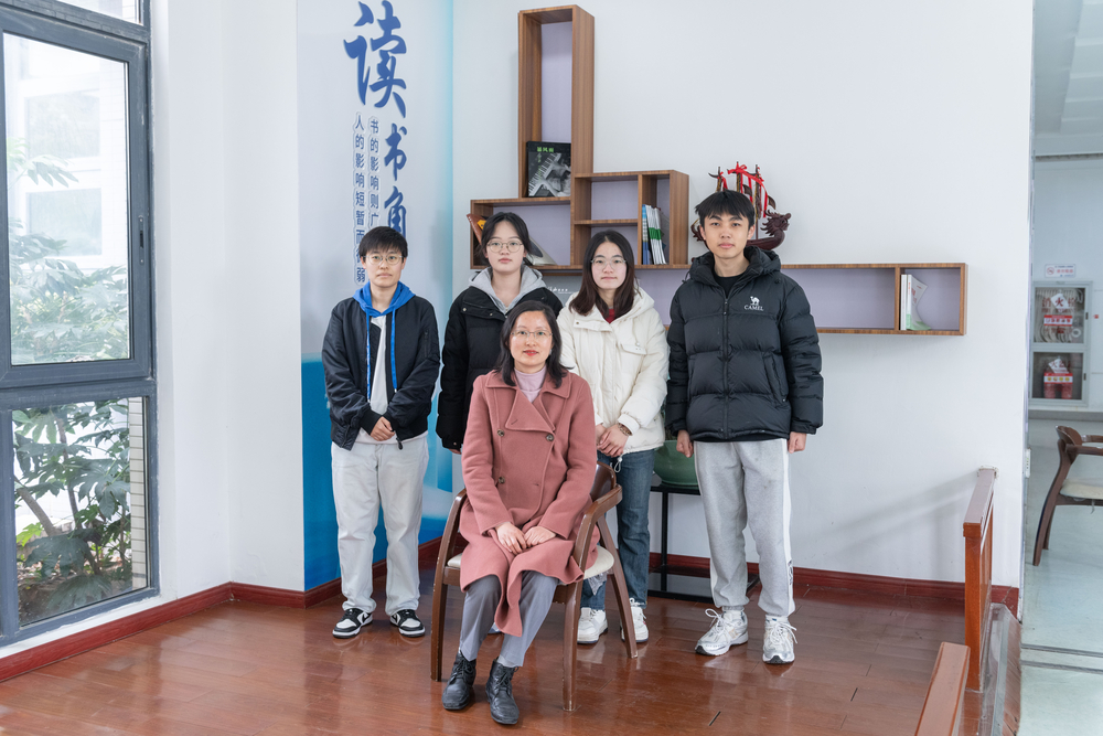 高洁老师和研究生学生合影留念