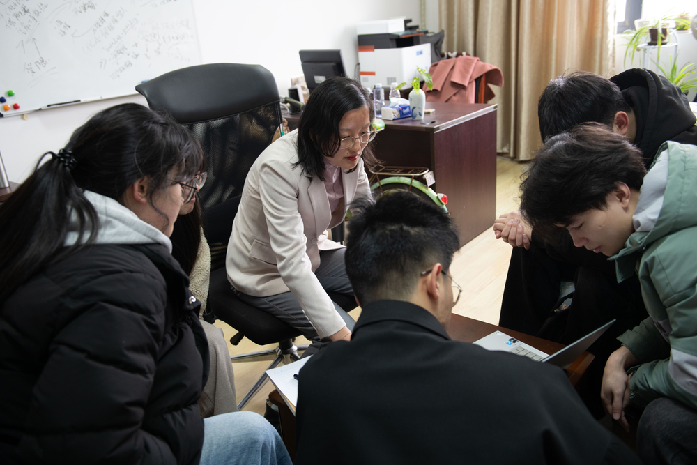 高洁老师指导学生撰写论文