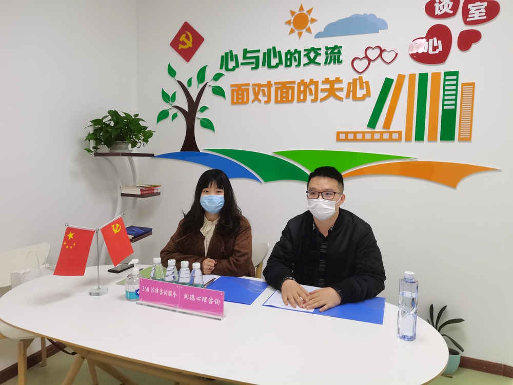 法学院新时代党员先锋实践团组织党员为南汇新城镇居民提供免费法律咨询服务