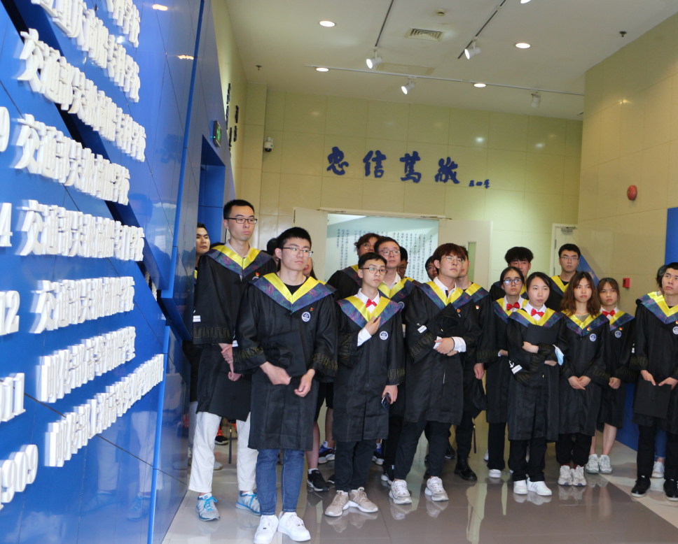 海洋环境与工程学院组织毕业生党员在校史馆上”实景党课“