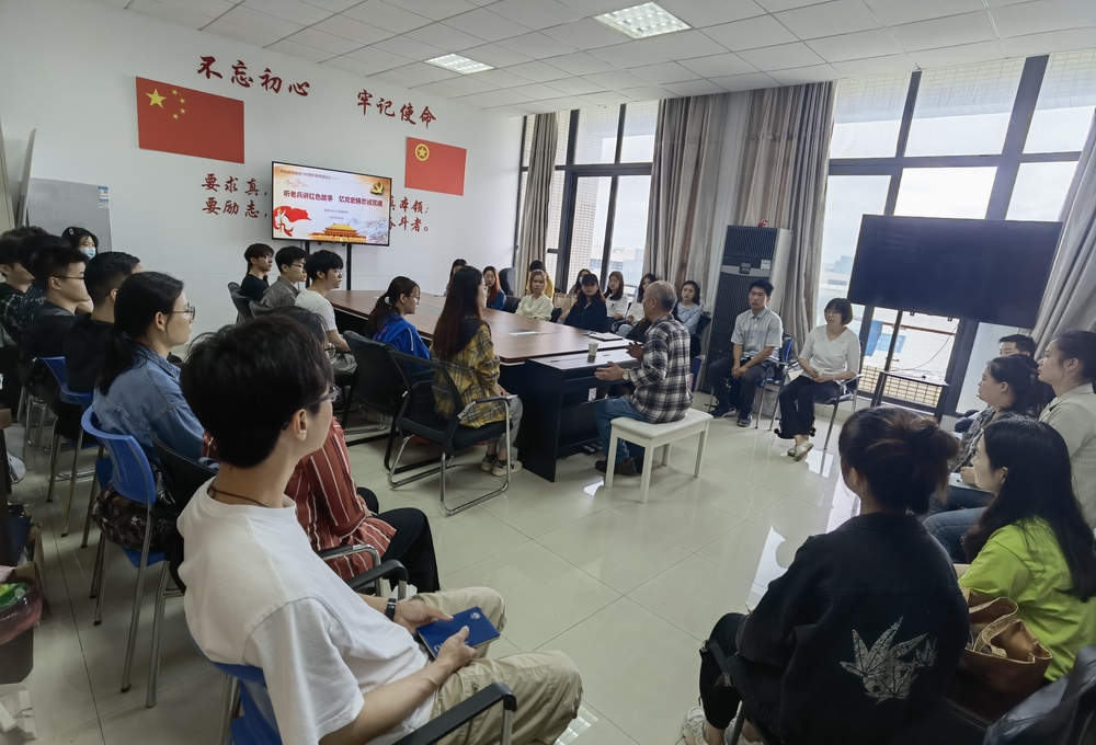 退役老兵朱锦兴给物科院师生讲述红色故事