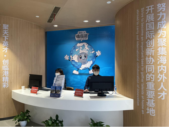 学校学生（右）志愿者参与临港新片区多语言服务中心服务