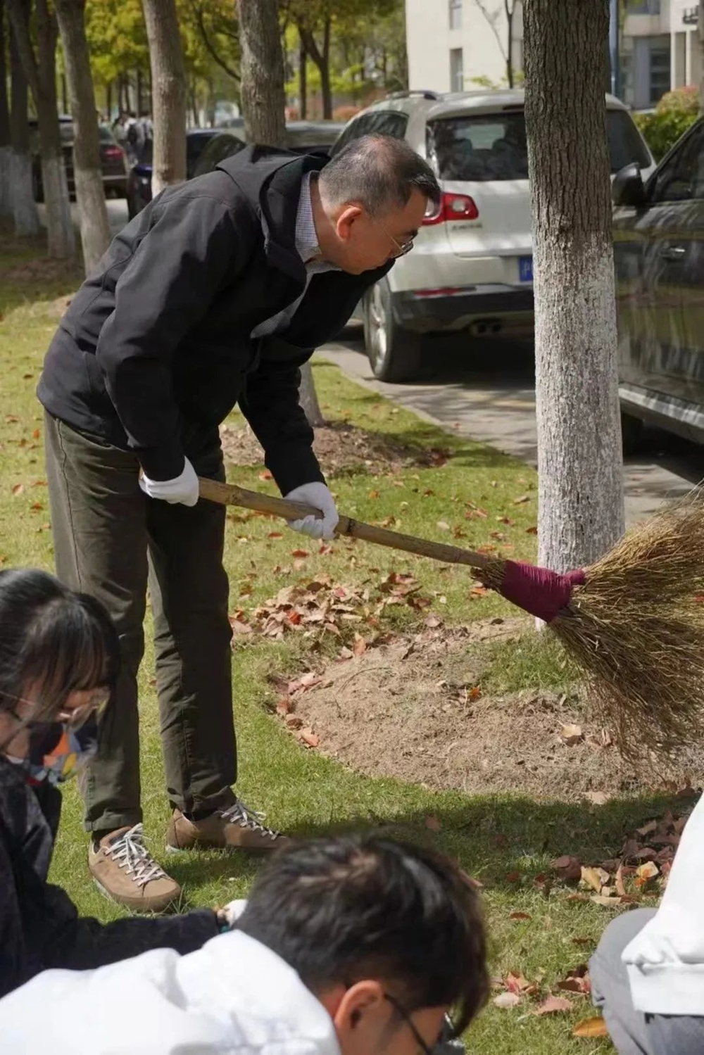 清扫绿地落叶