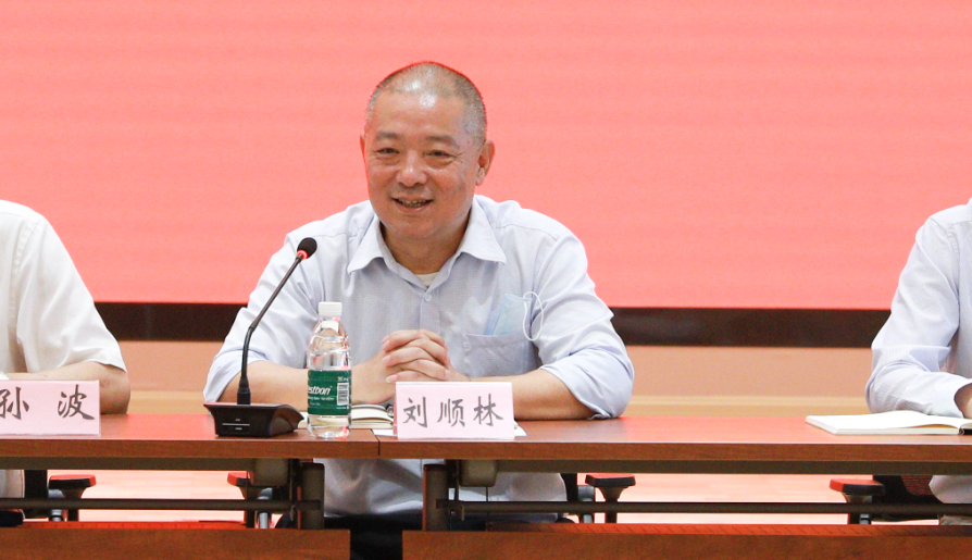 刘顺林主任介绍极地中心和南北极科考情况