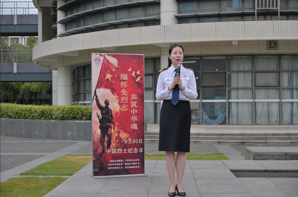 升旗仪式上优秀教师代表白响恩老师作主题演讲