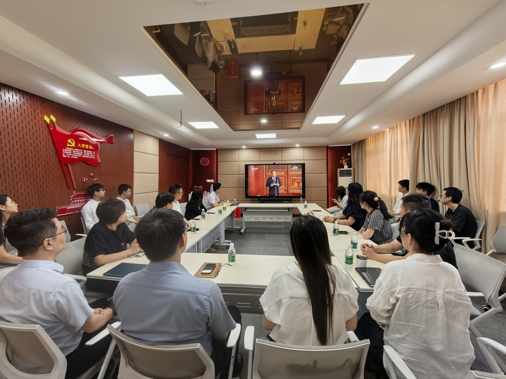 交通运输学院师生代表集中收看