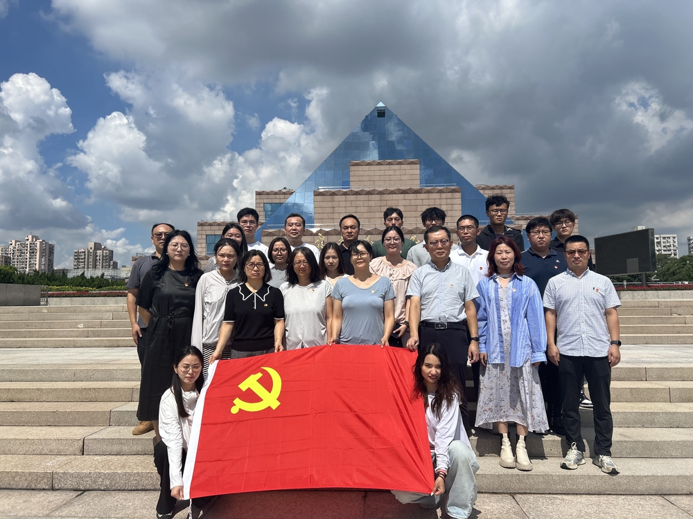 交通运输学院师生党支部前往龙华烈士陵园开展主题教育活动